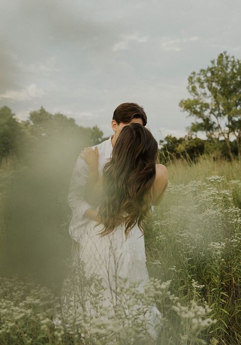 Matching Couples Outfits, Summer Engagement Pictures, Nature Couple, Casual Engagement Photos, Field Engagement Photos, Photo Engagement, Couples Outfits, Engagement Picture Outfits, Cute Engagement Photos