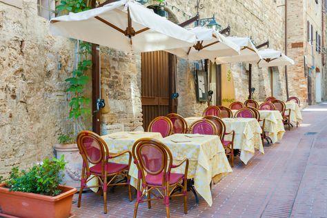 Tuscan Recipes, Sidewalk Cafe, Toscana Italia, Italy Photo, Cool Cafe, Branding Design Inspiration, Tuscany Italy, Local Restaurant, Florence Italy