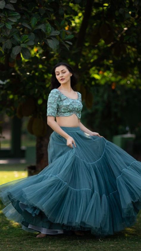 Net Lahanga Design Latest Simple, Plain Net Lehenga Designs Latest, Net Lehanga Models, Simple Lehangas Plain, Net Lengha Designs, Net Skirt Crop Top, Net Lehenga Designs Latest, Sangeet Inspiration, Lehenga Photoshoot