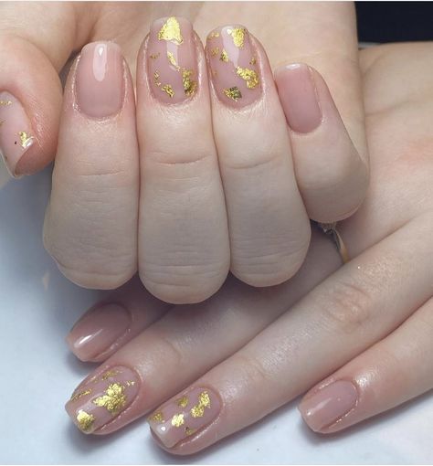 Silver Flake Nails, Nude Nails With Gold, Uñas Ideas, Nails With Gold, Gold Flake, Foil Nails, Gold Flakes, Gold Nails, Makeup Hair