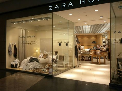 Zara Home Window Display, Curtain Showroom, Luxury Window Display, Furniture Store Display, Showroom Decor, Corporate Interior Design, Home Window, Showroom Interior Design, Corporate Interiors