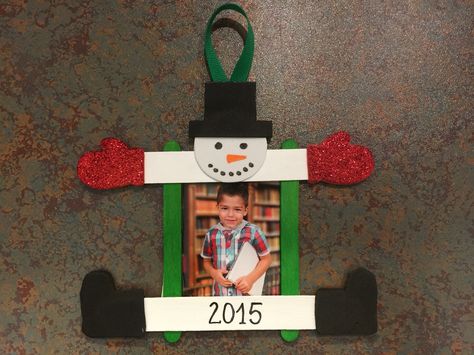 Snowman Picture Frame Craft, Christmas Ornaments With Popsicle Sticks, Christmas Picture Frame Craft, Kids Ornament Craft Picture, Christmas Crafts With Pictures, Diy Christmas Picture Frames, Xmas Photo Frames, Craft Snowman, Snowman Photo