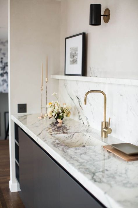 Minimalist Penthouse, Marble Bathroom Counter, Dröm Hus Planer, Marble Backsplash Kitchen, Pretty Kitchen, Marble Counter, Classic Kitchen, Best Kitchen Designs, Bathroom Countertops