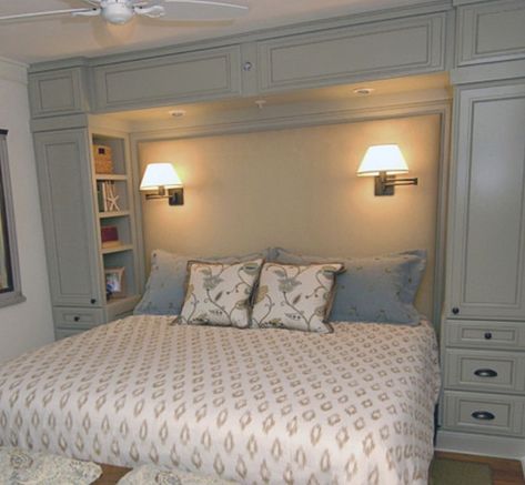 Bedroom Built Ins, Aesthetic Bed, Closet Aesthetic, Design Bed, Closet Room, Gold Bedroom, Trendy Bedroom, Tiny Bedroom, Closet Ideas