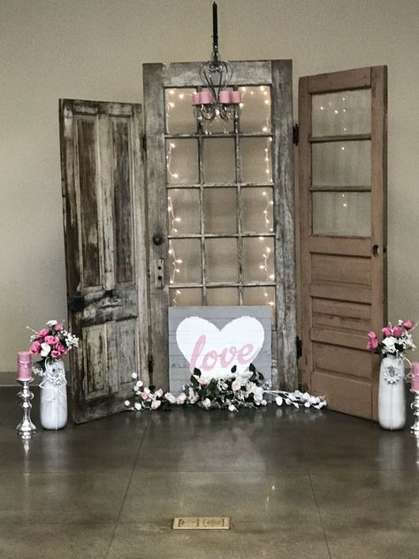 Old Doors Wedding, Ruangan Studio, Door Backdrops, Diy Photo Backdrop, Wedding Doors, Deco Champetre, Doors Repurposed, Rustic Doors, Back Drop