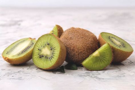 How to cut and peel a kiwi | Fine Dining Lovers Kiwi Banana Smoothie, Coconut Flan, Kiwi Recipes, Kiwi And Banana, Nature Story, Belmond Hotels, Fruit Salads, Leftovers Recipes, New Menu