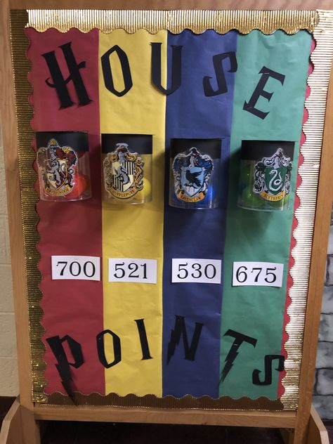 Hogwarts House Points display for Harry Potter Book Night #HPBN #harrypotterparty #HarryPotter #library Hogwarts Houses Decorations, Harry Potter Hallway Ideas, House Points Bulletin Board, Hogwarts House Sorting Ideas, House Points Harry Potter, Harry Potter Classroom House Points, Harry Potter School Theme, Harry Potter Science Classroom, Hogwarts Classroom Decor