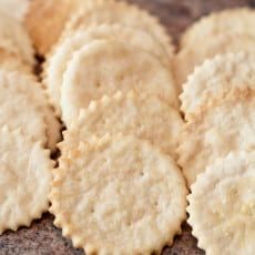 Ritz Crackers From Scratch Ritz Cracker Recipe, Homemade Ritz Crackers, Homemade Crackers Recipe, Ritz Cracker Recipes, Cracker Recipe, Party Crackers, Ritz Cracker, Homemade Crackers, Cracker Snacks