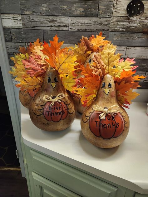 Mini Gourds Decorating Ideas, Gords Crafts Ideas, Holly Painting, Thanksgiving Gourds, Pumpkin Gourds, Diy Butterfly Decorations, Gourd Painting, Dried Gourds, Birdhouse Gourds