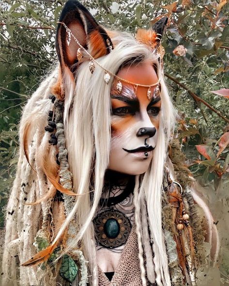 Fox Ears Aesthetic, Diy Fox Costume Women, Therian Makeup, Fox Makeup Look, Fox Halloween Makeup, Fox Makeup Halloween, Fox Goddess, Fox Woman, Wolf Makeup