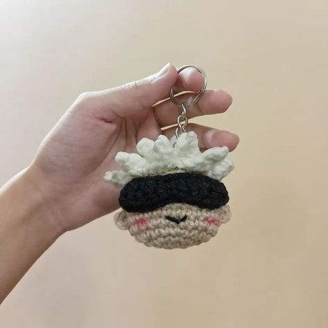 crochet gojo & geto keychains for anime lovers 🤍 . . . . #crochetinspiration #crochet #anime #gojosatoru #geto #jujutsukaisen #handmade Jujutsu Kaisen Crochet Pattern, Crochet Anime Ideas, Gojo Crochet Pattern, Crochet Anime Keychain, Anime Crochet Keychain, Jjk Crochet, Crochet Gojo, Crochet Keyrings, Anime Crochet