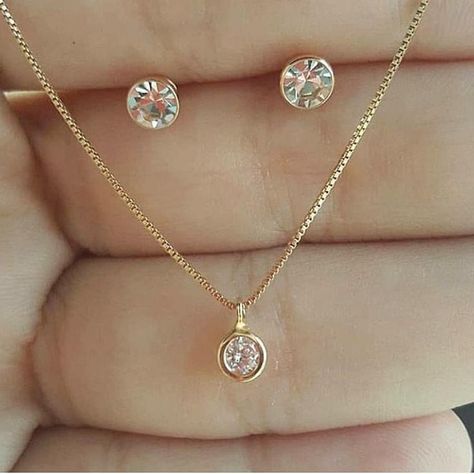 Gold latest necklace designs Gold Chain Set Designs For Women, Modern Gold Jewelry Sets, Simple Necklace Designs, Neck Pieces Jewelry, Diamond Pendants Designs, Fancy Jewelry Necklace, Diamond Earrings Design, Pretty Jewelry Necklaces, Modern Necklace