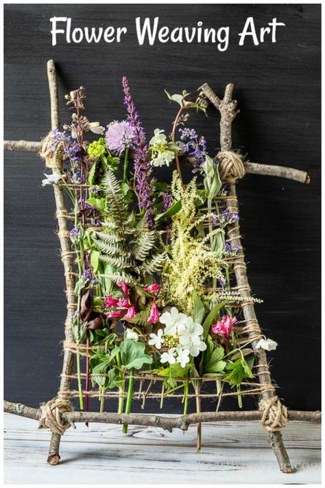 Art With Branches, Flower Weaving, Nature Weaving, Oppgaver For Barn, Tattoos Outdoors, Yard Flowers, Weaving Craft, Twig Art, Deco Nature