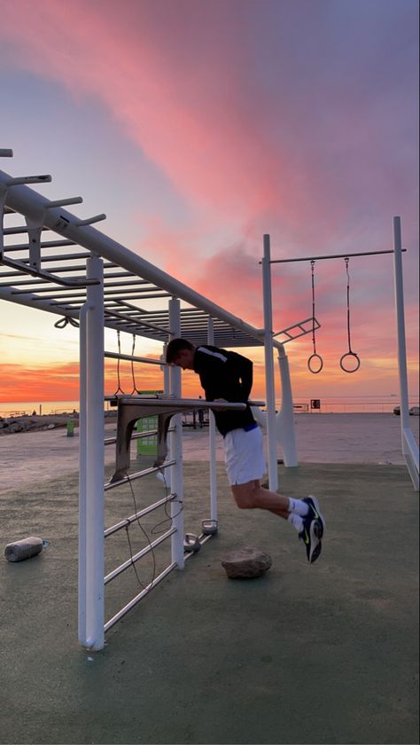 Workout at sunrise, workout at sunset, morning workout, workout at the beach, work out in barcelona, outdoor gym, outdoor fitness, sporty, sunset, sunrise, dips, beach workout, sunrise workout, workout ideas Morning Gym, Gym Photoshoot, Beach Workout, Barcelona Beach, Workout Stations, Gym Outdoor, Beach Workouts, Calisthenics Workout, Gym Room