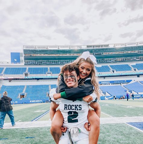 Football Couple Pictures, Football Relationship Goals, Cheer Couples, Cute Couples Football, Football Relationship, Teen Couple, Football Couples, Cheer Poses, Sports Couples