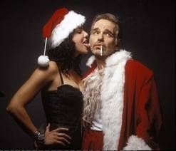 A con man (Billy Bob Thornton) uses his job as a shopping mall Santa to rob stores in the black comedy "Bad Santa." Bad Santa, Santa Photos, Christmas Shoot, Lauren Graham, Dollar Store Christmas, Christmas Party Games, Christmas Photoshoot, Christmas Couple, Sunday Night