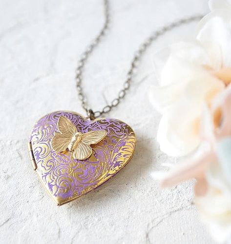 Purple Heart Jewelry, Heart Lockets Aesthetic, Cute Lockets, Locket Necklace Aesthetic, Purple Locket, Butterfly Locket Necklace, Butterfly Locket, Cincin Diy, Locket Necklaces