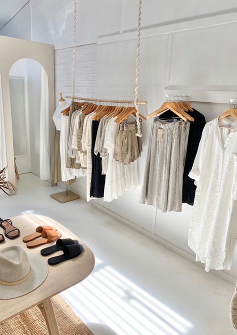 Small Clothing Store Interior, Small Boutique Interior, Clothing Boutique Interior, Boutique Aesthetic, Fashion Store Design, Retail Store Interior Design, Clothing Store Interior, Store Concept, Boutique Inspiration