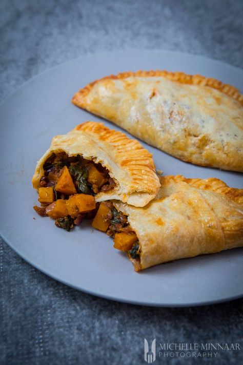 Making vegetarian Cornish pasties is a fun and easy task. Even a non-baker can prepare this recipe. Traditionally, Cornish pasties are made with a filling of beef, potatoes, onions and swede. These vegetarian Cornish pasties have a filling made with lentils, butternut, garlic, spinach, white wine vinegar and more. Good Vegetarian Meals, Vegetarian Pasties, Cornish Recipes, Vegetarian Pastries, Vegetable Pasties, Cornish Pasty, Vegetarian Starters, Pasties Recipes, Beef Potatoes