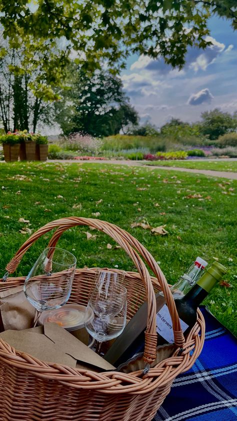 #summer #picnic #food #wine #aesthetic Food Basket Aesthetic, Picnic Wine Aesthetic, Wine Picnic Aesthetic, Picnic Basket Aesthetic, Summer Wine Aesthetic, Picnic Containers, Picnic Wine, Summer Picnic Food, Wine Aesthetic