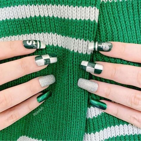 Draco Nails, Slytherin Acrylic Nails, Slytherin Nails, Universal Nails, Maquillage Harry Potter, Harry Potter Nails Designs, Potter Nails, Harry Potter Nail Art, Harry Potter Nails