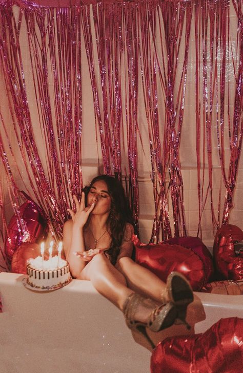 Birthday Home Photoshoot Ideas For Women, Bathtub Bday Photoshoot, Wine Glass Birthday Photoshoot, 29th Bday Photoshoot Ideas, Kitchen Birthday Photoshoot, At Home 21st Birthday Ideas, 23rd Bday Party Ideas, Galantines Pictures, Diy Birthday Pictures Photo Shoots