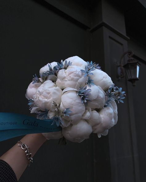 Tulip Flower Pictures, Blue Flowers Bouquet, Bridal Bouquet Peonies, Peony Bouquet Wedding, Blue Bride, Blue Wedding Bouquet, Boquette Flowers, Flower Boutique, Peony Wedding