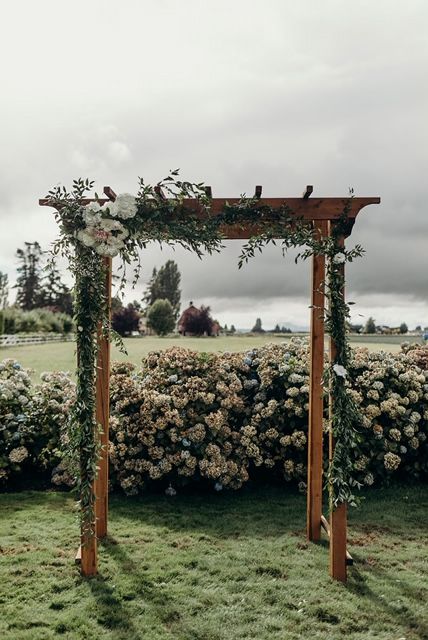 Simple Wedding Arch Garden Trellis Wedding Arch, Rustic Wedding Arch Flowers, Square Wedding Arbor, Archway Decor Wedding, Wedding Lots Of Greenery, Simple Arch Flowers, Flowers On Arbor For Wedding, Minimalist Arbor Wedding, Wedding Arbour Simple