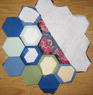 English Paper Piercing, Hexies Projects English Paper Piecing, English Paper Piecing Projects, Hexagon Quilt Tutorial, Quilt Hexagon, Hexagon Paper, Hexie Patterns, Hexie Quilts Patterns, Hand Pieced Quilts