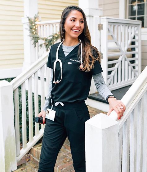 BEAT IT 👊🏼 Octobe Pa Outfits, Nurse Outfit Scrubs, Nurse Outfit, Medical Scrubs Outfit, Scrub Style, Nurse Aesthetic, Scrubs Outfit, Medical School Inspiration, Scrub Life