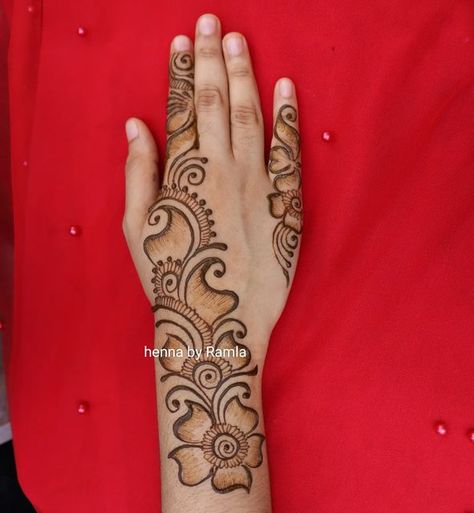 Arabian Back Hand Mehndi Design, Simple Mehndi Designs Easy Front Hand Bell, Mehndi Bel Design Easy, Bel Henna Designs, Simple Mehndi Bel Design, Easy Bail Mehndi Design, Arabic Bel Mehndi Designs, Bel Mehndi Designs Front Hand Simple, Bail Mehndi Design Back Hand