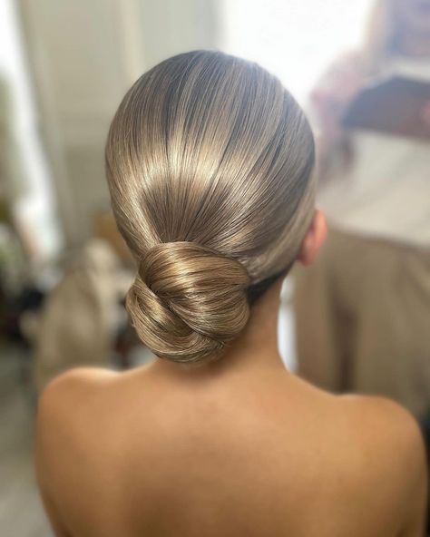 Sleek Elegant Bun, Wedding Hair Slick Back Bun, Modern Bridal Updo With Veil, Slicked Bridal Bun, Slick Bun Bridal Hair, Slick Low Bun Wedding Hair, Middle Bun Wedding Hair, Sleek Bridesmaid Hairstyles, Bride Sleek Bun