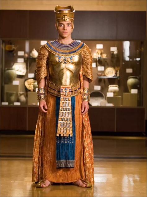 Rami Malek as Ahkmenrah Ancient Egyptian Clothing, Egypt Costume, Egyptian Dress, Egyptian Clothing, Egyptian Fashion, Egypt Fashion, Night At The Museum, Rami Malek, Egyptian History