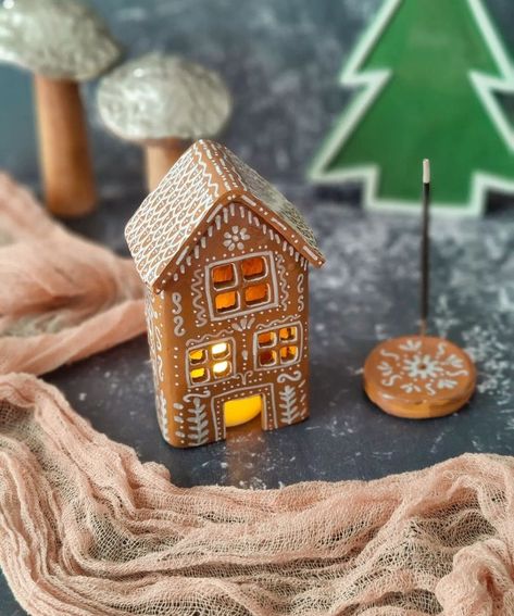 Gingerbread House Candle Holder, Clay House Candle Holder, Gingerbread Candle Holder, Pottery Gingerbread House, Air Dry Clay Gingerbread House, Gingerbread House Ceramic, Gingerbread House Clay, Homemade Pottery Ideas, Pottery Lanterns