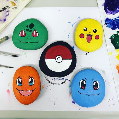 Painted the starter pokemon on some rocks 🎨 Rock Painting Pokemon, Rock Painting Ideas Pokemon, Pokemon Rocks Painting, Pokemon Painted Rocks, Painting Ideas Pokemon, Pokemon Stones, Painting Pokemon, Starter Pokemon, Pokemon Painting