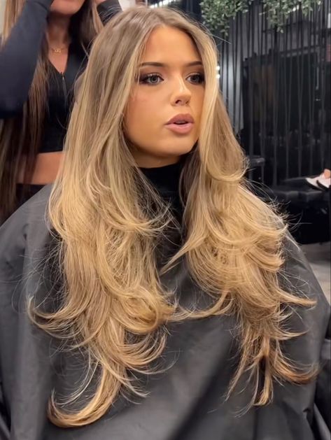 Balayage Inspo Blonde, Long Layers Blonde Highlights, Carmel Hair With Blonde, Warm Autumn Blonde Hair, Light Brown Blonde Hair Honey, Dark Blonde Hair Inspiration, Honey Blonde Hair With Brown, Warm Blonde Hair Balayage, Warm Golden Blonde Balayage