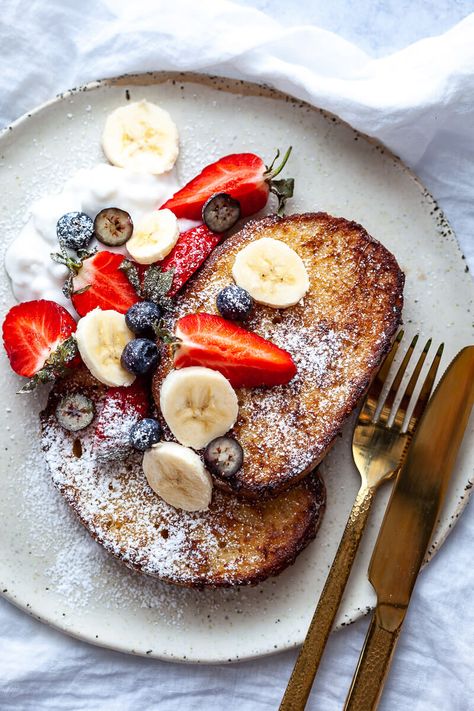 A super delicious and easy Dairy-Free French Toast Recipe made with plant-based milk and eggs. Perfect zero-waste breakfast. Dairy Free French Toast, Breakfast Cafe, French Breakfast, French Toast Recipe, Bagels, Cafe Food, Pretty Food, Powdered Sugar, Yummy Breakfast