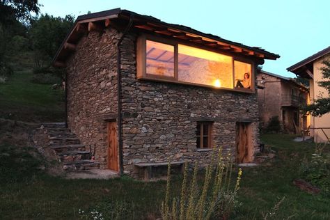 Mountain House Design, Build My Own House, House Design Trends, Deco Chic, Barn Renovation, Modern Villa Design, Stone Architecture, House On The Rock, Forest House