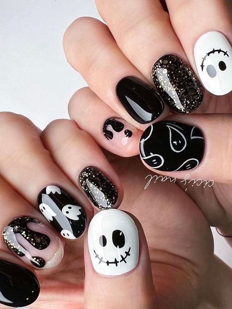 short Korean Halloween Nails: black and white Easy Halloween Nail Art For Short Nails, Black And White Short Nails Ideas, Short Nails Ideas White, Black And White Nails Halloween, Black Halloween Nails Short, Nail Halloween Designs, Halloween Nails Black And White, Creative Nails Designs, Korean Halloween