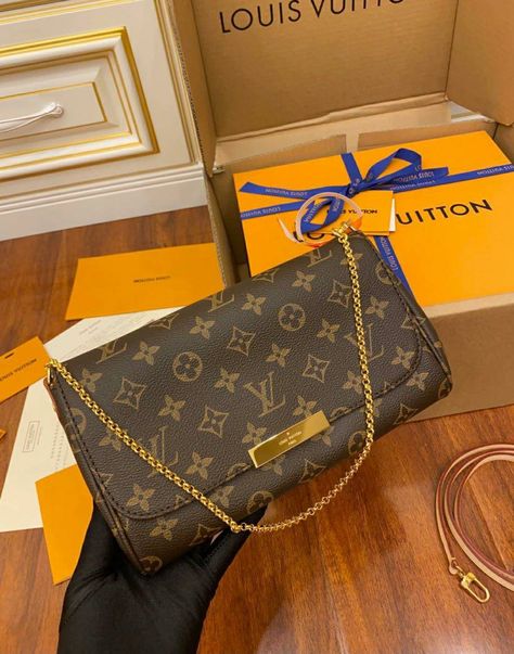 Louis Vuitton Handbags Crossbody Style, Louis Vuitton Uk, Louis Vuitton Handbags Crossbody, Mini Shoulder Bags, Dream Bags, Trendy Bags, Louis Vuitton Collection, Best Designer Bags, Louis Vuitton Crossbody