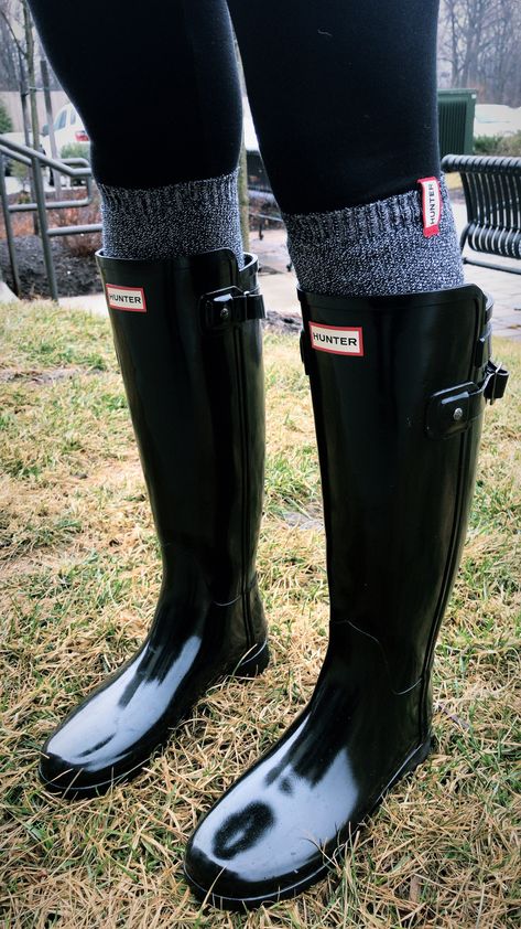 Hunter rain boots and boot socks #hunterboots Rain Boots Knee High, Gum Boots Outfit, Rain Boots Aesthetic, Hunter Boots With Socks, Hunter Wellies Outfit, Hunter Boots Women, Hunters Boots, Hunter Boot Socks, Rain Boots Hunter Boots