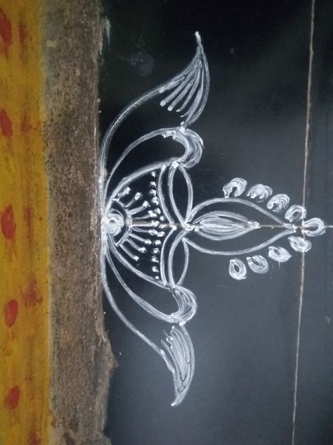 Simple Kolam Designs Rangoli, Simple Rangoli Designs For Beginners, Easy Rangoli Designs For Beginners, Side Rangoli, Rangoli Flower, Simple Rangoli With Dots, Easy Rangoli Designs Videos, Border Rangoli, Very Easy Rangoli Designs