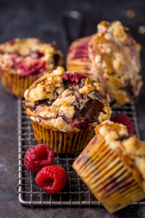 Muffins Raspberry, Muffins Ideas, Bread Rustic, Brunch Muffins, Muffins Chocolate, Raspberry Crumble, Crumb Muffins, Resep Brownies, Baker By Nature