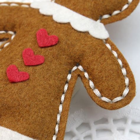 Diy Felt Gingerbread Ornaments, Gingerbread Dolls Pattern, Gingerbread Man Ornaments For Kids, Gingerbread Man Felt Ornament, Gingerbread Felt Ornaments Diy, Diy Felt Gingerbread Man, Gingerbread Pillow Diy, Gingerbread Felt Ornaments, Gingerbread Men Crafts