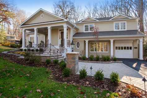 Split Level House Remodels, Tri Level Remodel, Exterior Ranch Homes, House With Front Porch, Split Level House Exterior, Split Level Remodel Exterior, Split Level Exterior, Bi Level Homes, Split Level Remodel