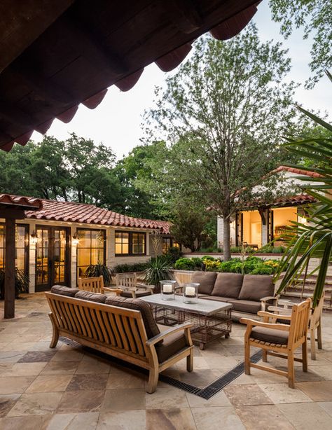 Spanish Style Patio in Dallas Texas Spanish Style Patio, Casa Country, Spanish Style Home, Casas Coloniales, Spanish Style Homes, Hacienda Style, Mediterranean Home, Spanish House, Courtyard House