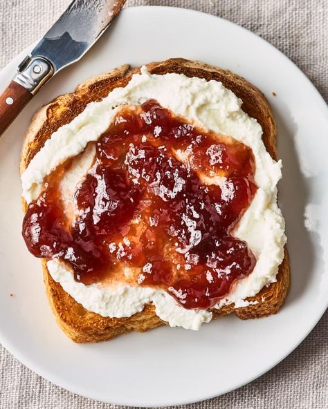 Healthy Tomato Snack Ideas, Toast And Jam Breakfast, Jam And Cheese Toast, Lemon Blueberry Cottage Cheese Bowl, Cottage Cheese Breakfast Toast, Healthy Weekend Breakfast, Best Protein Breakfast Ideas, Cottage Cheese Toast Ideas, Snacks With Cottage Cheese