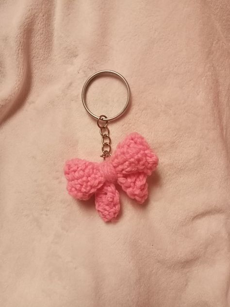 Pink Crochet Keychain, Ribbon Crochet Keychain, Simple Crochet Keychain, Matching Crochet Ideas, Crochet Mini Keychain, Coquette Crochet Ideas, Keychain Crochet Ideas, Bag Keychain Aesthetic, Keychain Coquette