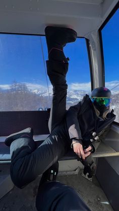 Italy Winter Aesthetic, Snowboarding Hair, Snow Boarding Aesthetic, Snowboarding Outfit Women's, Snowboarding Pics, Snowboard Aesthetic, Snowboard Outfit, Women Snowboarding, Snowboarding Aesthetic