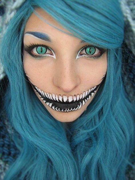 I can do this in orange and red - have the wig and the contacts. Cosplay Chesire cat. | 33 Totally Creepy Makeup Looks To Try This Halloween Cheshire Cat Makeup, Carnaval Make-up, Creative Halloween Makeup, Creepy Makeup, Mascaras Halloween, Halloween Fest, Amazing Halloween Makeup, Halloween Makeup Inspiration, Special Effects Makeup